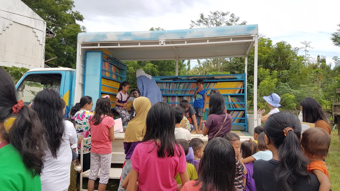 The Sulu mobile library truck brings books to a remote community.